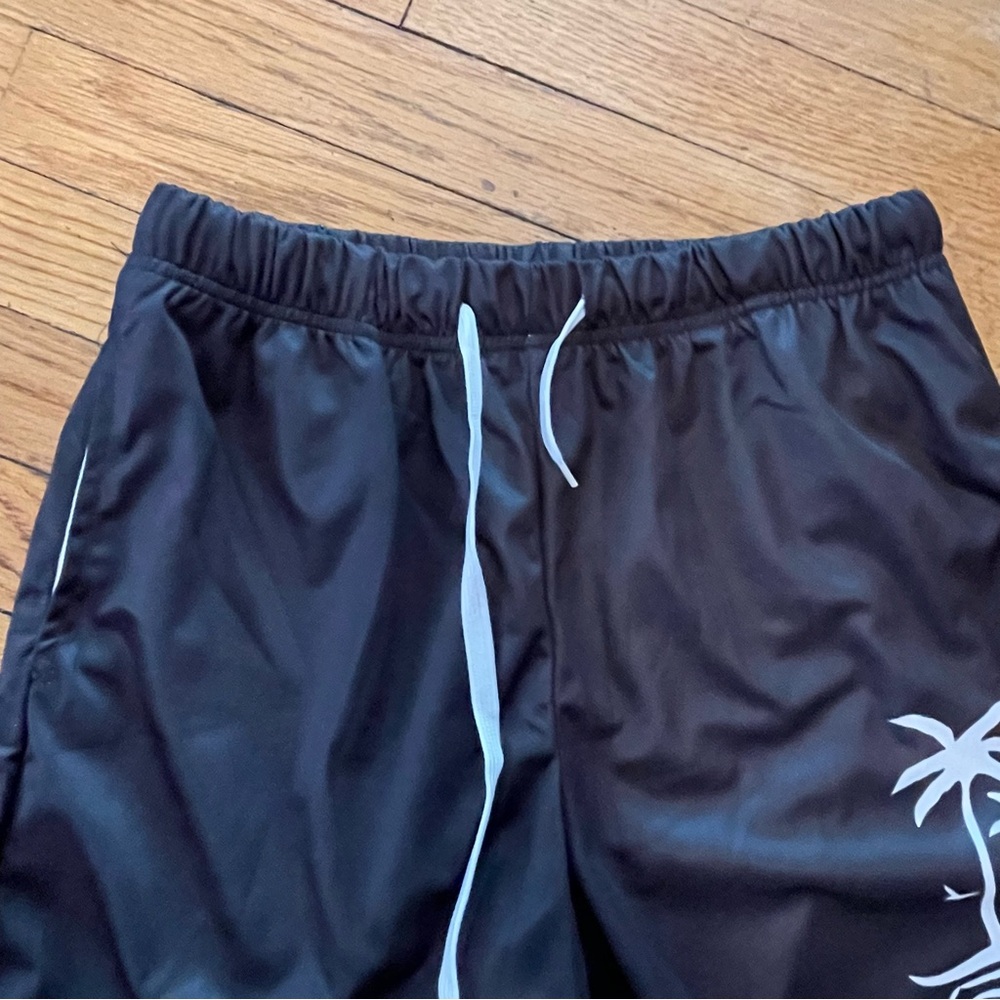 Black Palm Tree Print Men's Shorts - Picture 4 of 7